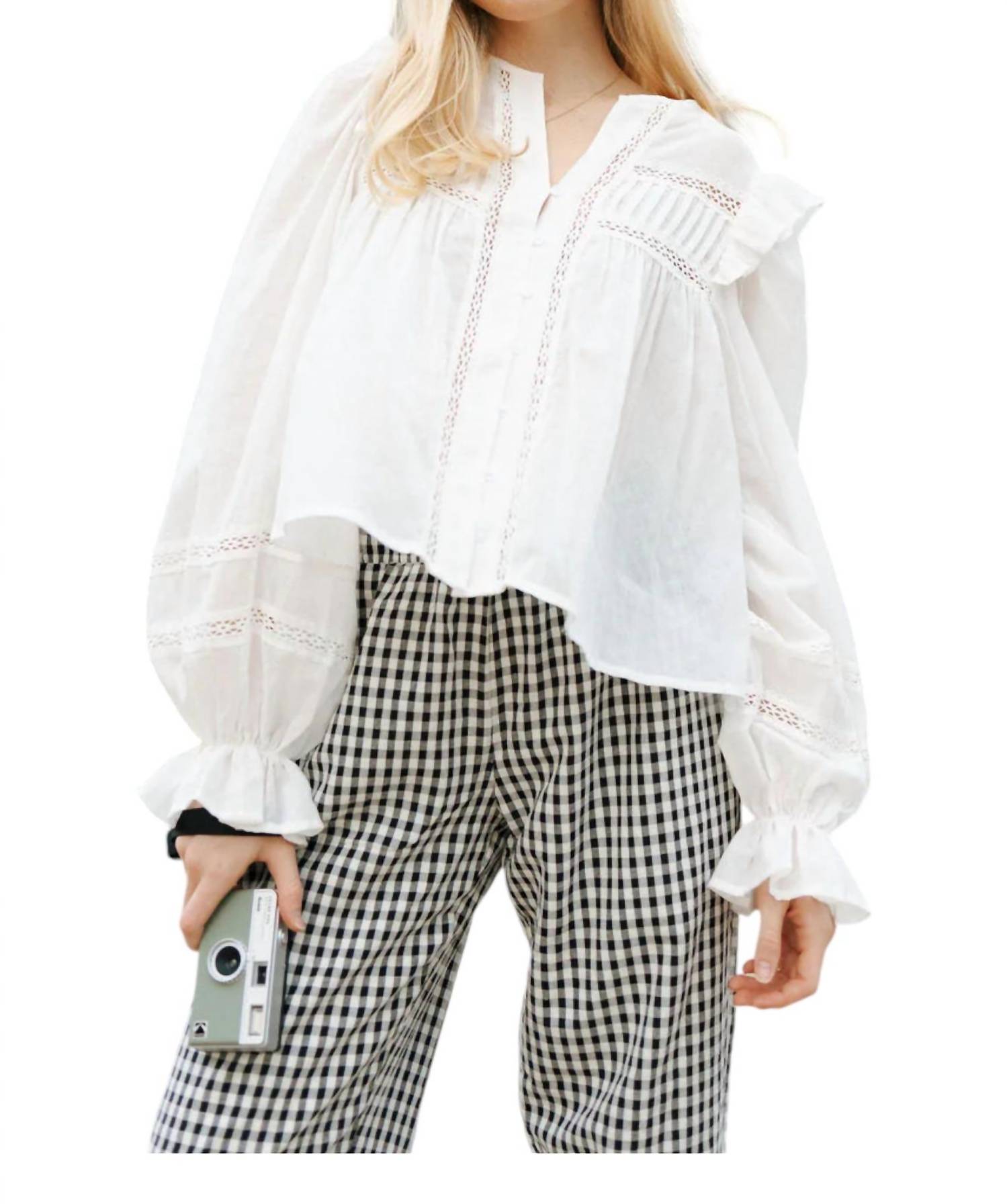 

Топ с оборками на плечах в цвете Off White MABLE