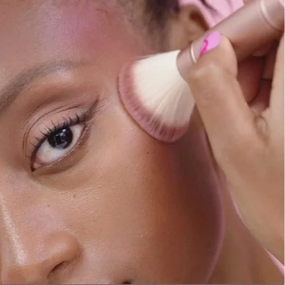 Кисть для пудры Benefit Cosmetics Multi-Tasking Cheek Brush для румян, бронзаторов и хайлайтеров, 28 г — фото 4