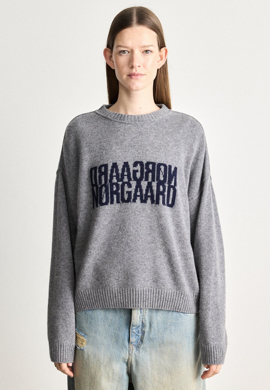 

Джемпер Mads Nørgaard YOTA TILONA SWEATER, Mid Grey Melange/Parisian Night/Mottled Grey