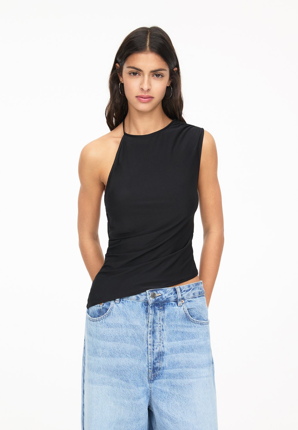 

Топ ASYMMETRIC WITH STRAP PULL&BEAR, черный