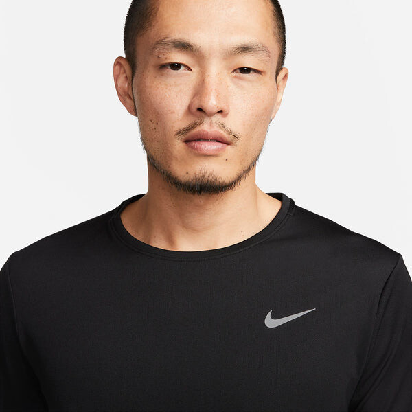 Футболка NIKE DRI-FIT UV MILER MEN'S SHORT-SLEEVE RUNNING TOP 'Black', черный — фото 2
