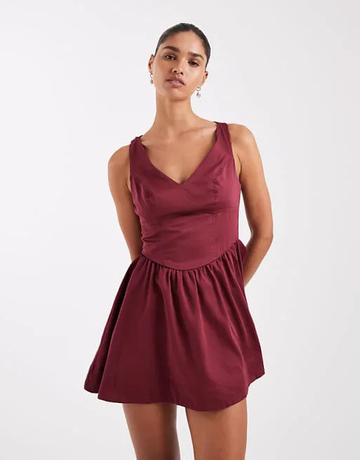 

Бордовый мини-сарафан с V-образным вырезом и швами ASOS DESIGN
