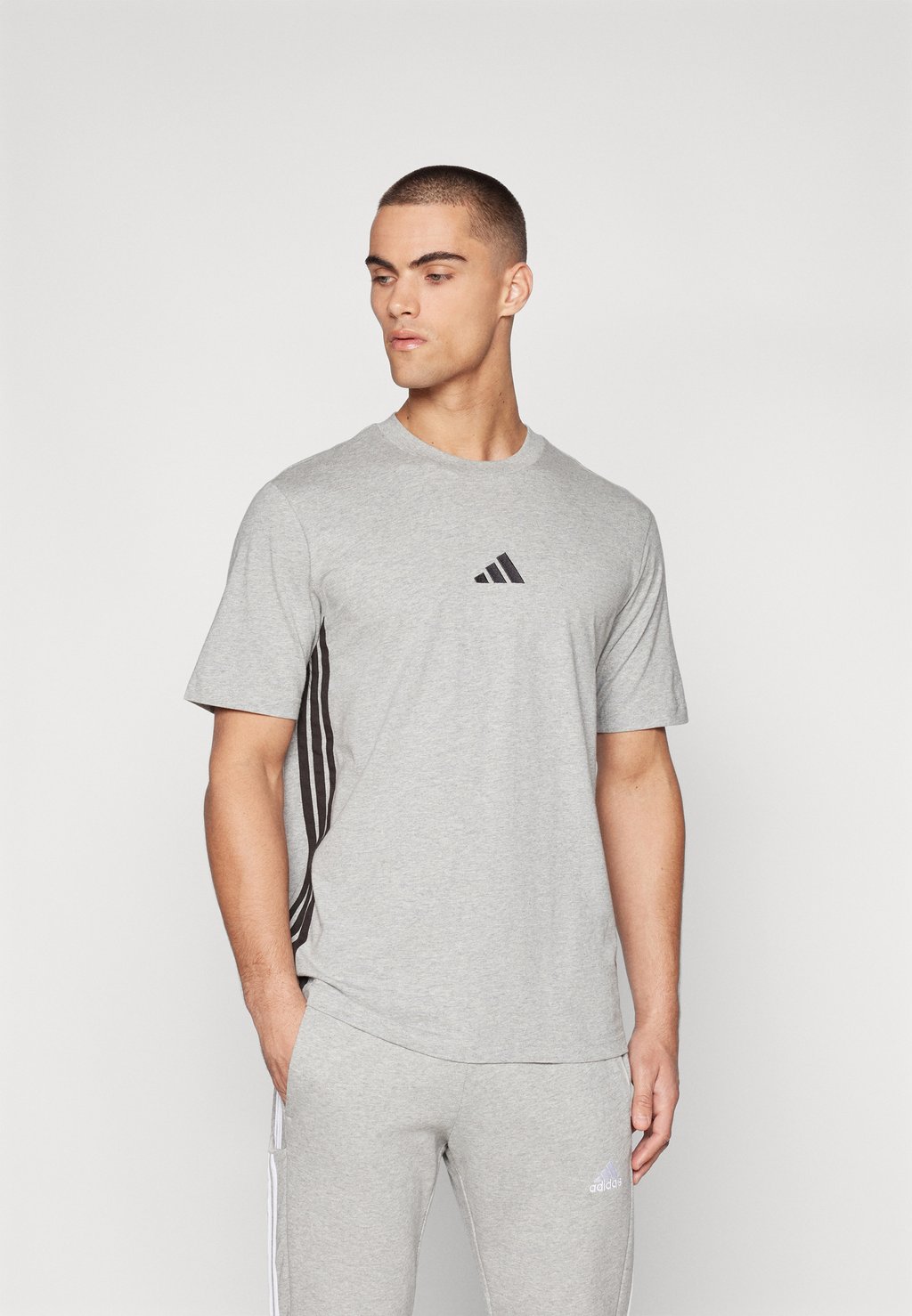 

Базовая футболка ESSENTIAL THREE STRIPES SINGLE adidas Sportswear, серый