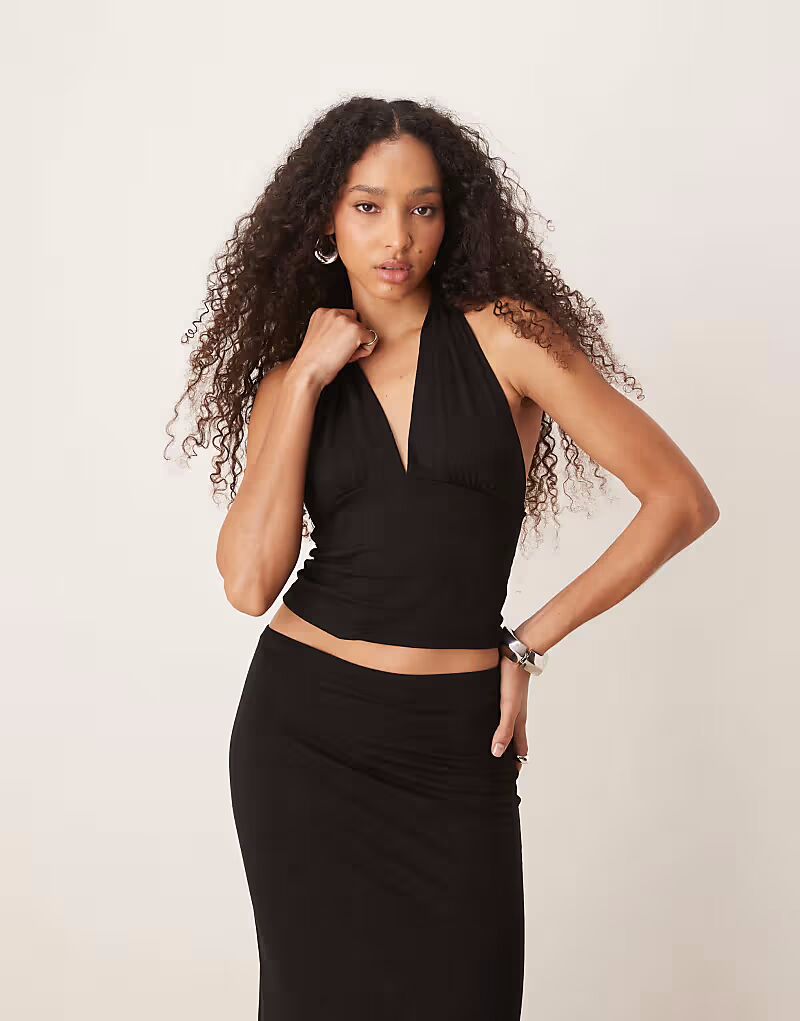 

Облегающий топ co-ord из мягкого джерси с глубоким вырезом и халтером, черного цвета Gina Tricot