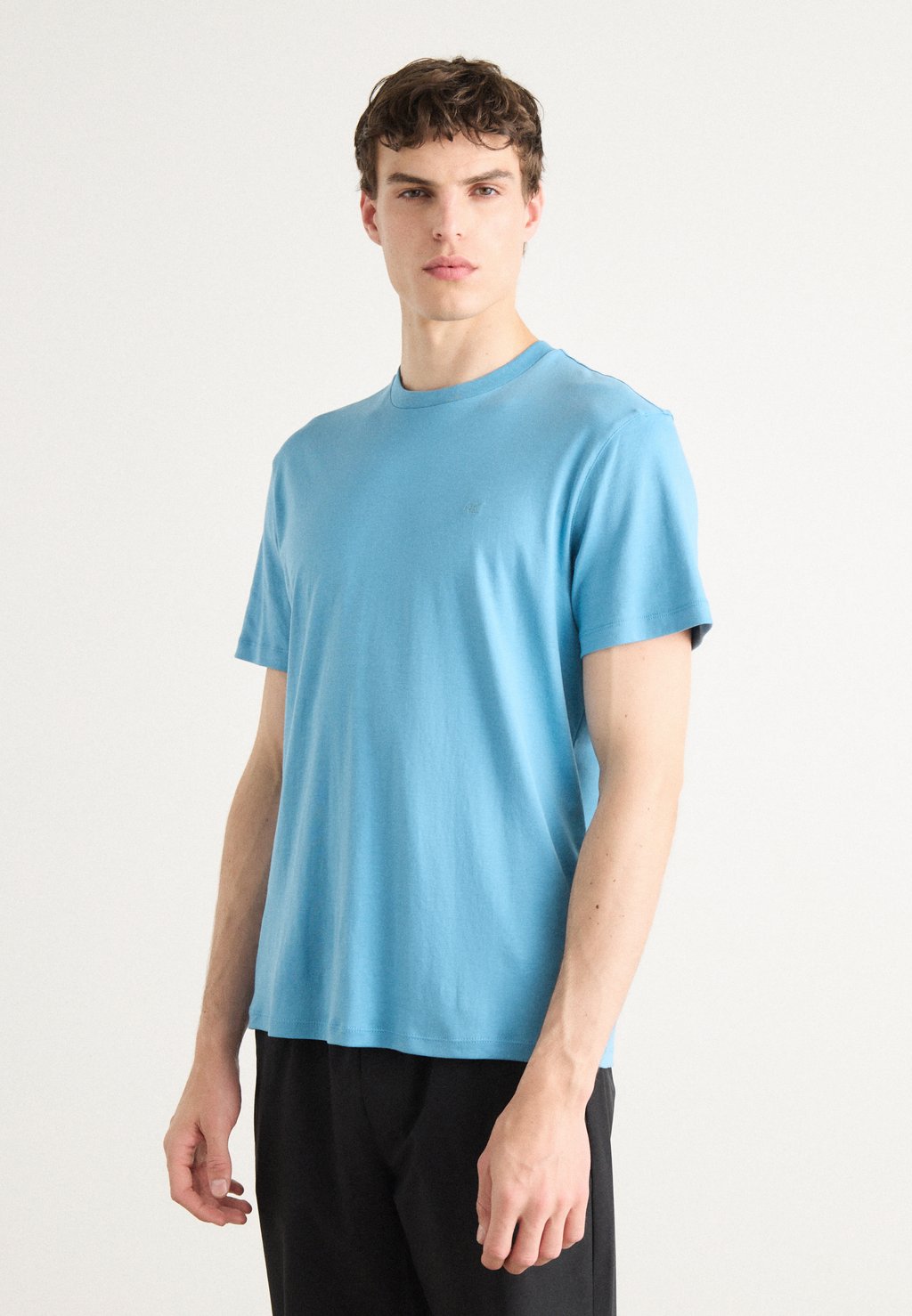 

Базовая футболка CREWNECK TEE Calvin Klein, синий