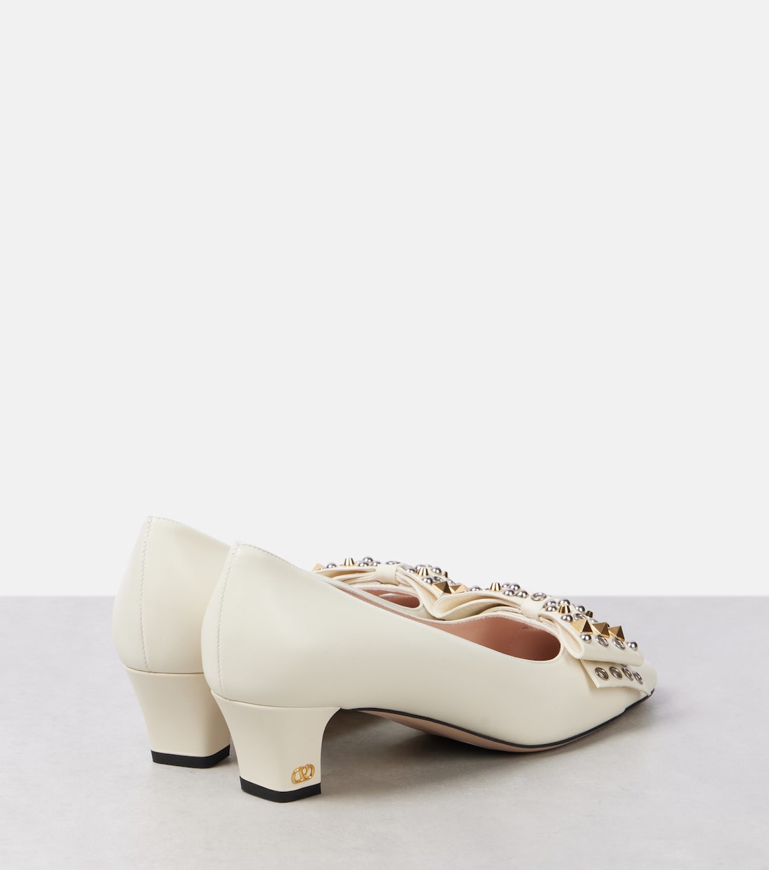 Bowow 45 кожаные туфли на шпильке с шипами Valentino Garavani, слоновая кость — фото 2
