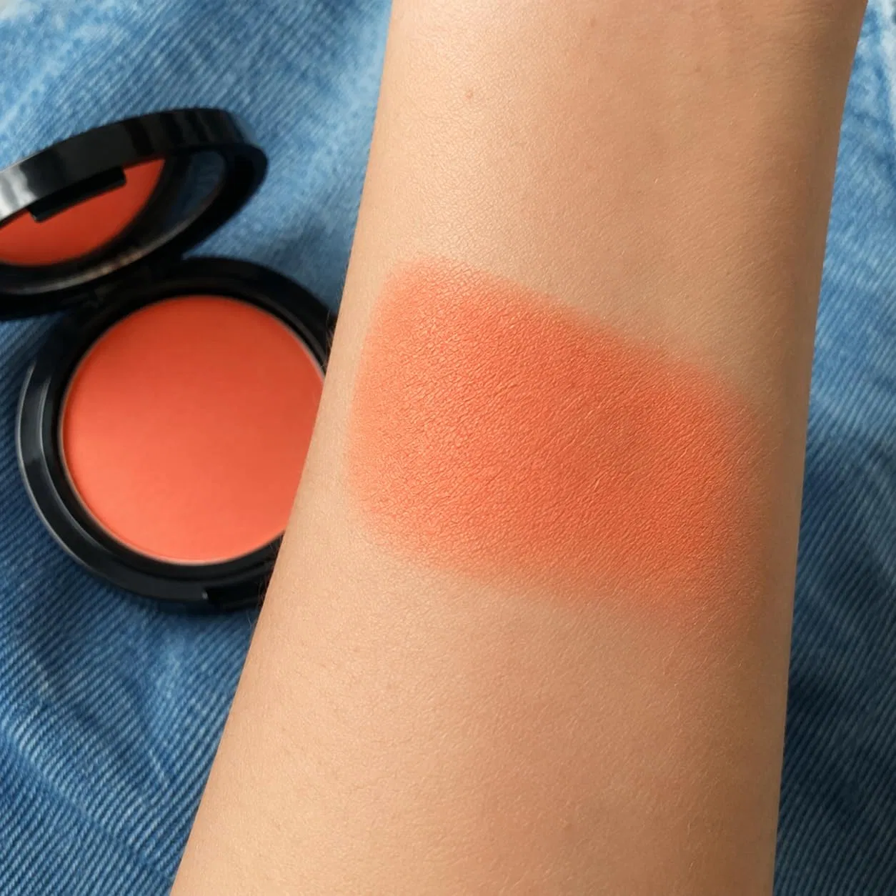 Шелковистые пудровые румяна «Big Crush Blush 24 Sunset Surprise» от Sandstone Sandstone Scandinavia, Sunset Surprise — фото 4