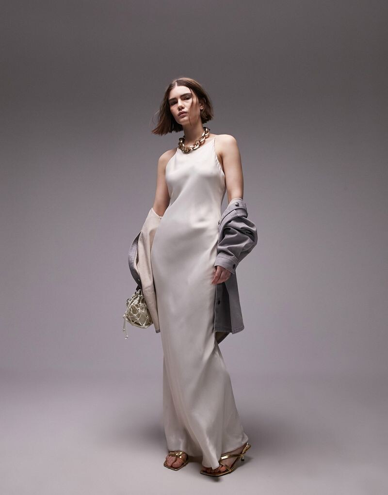 

Topshop Premium – кремовое платье-макси с высоким вырезом и разрезами по бокам