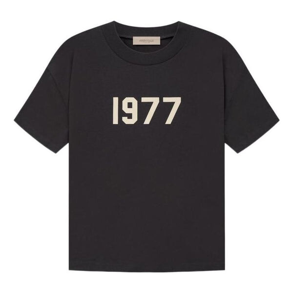 

Футболка ss22 1977 logo tee 'iron' Fear Of God Essentials, черный