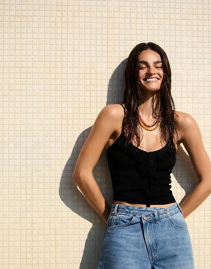 

Топ Bershka с рюшами и бретельками черного цвета