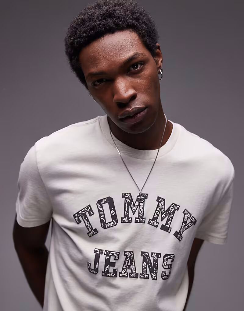 

Футболка Tommy Jeans с логотипом университета в узоре пейсли, бежевого цвета