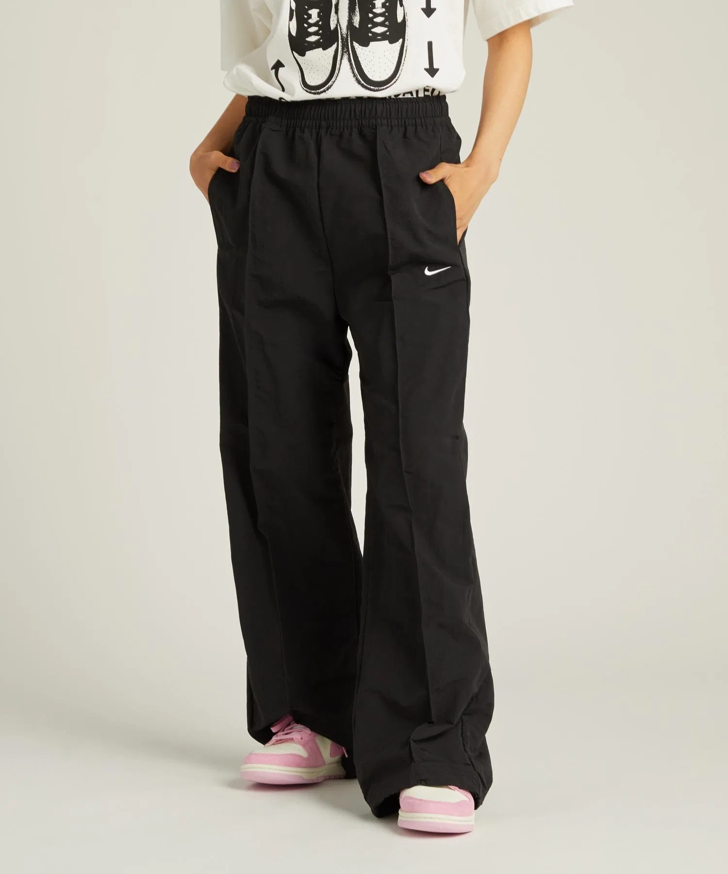 《В наличии комплект》 Женские брюки Nike Sportswear Everything Wovens со средней посадкой и открытым низом, модель FQ3589-010, черные
