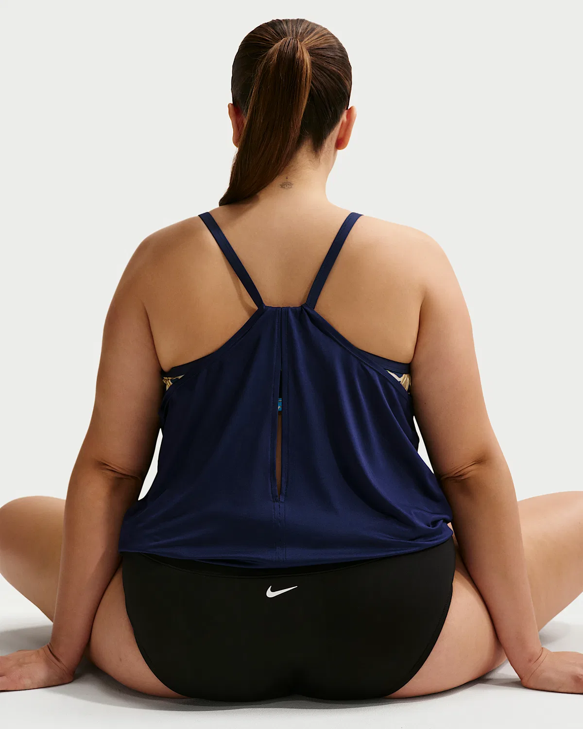 Женские плавки Nike Swim Effortless Essential с высокой талией, полное покрытие (плюс сайз), Black — фото 4