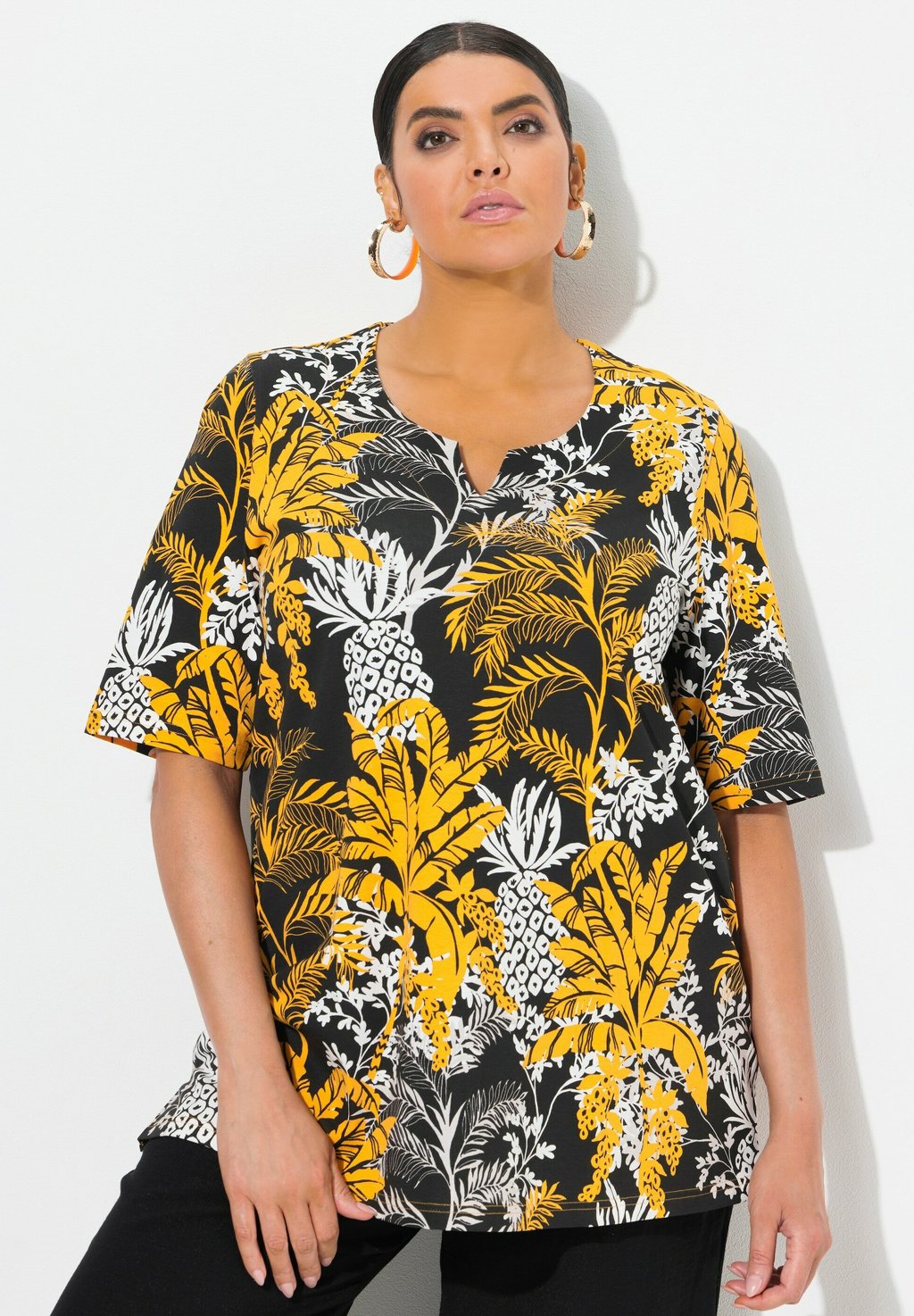 

Футболка с принтом TROPICAL FOLIAGE SHORT SLEEVE SPLIT NECK Ulla Popken, черный