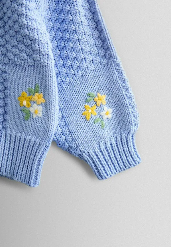 Кардиган прямого кроя с вышивкой в виде ромашек. Jojo Maman Bébé, Mid Blue — фото 4
