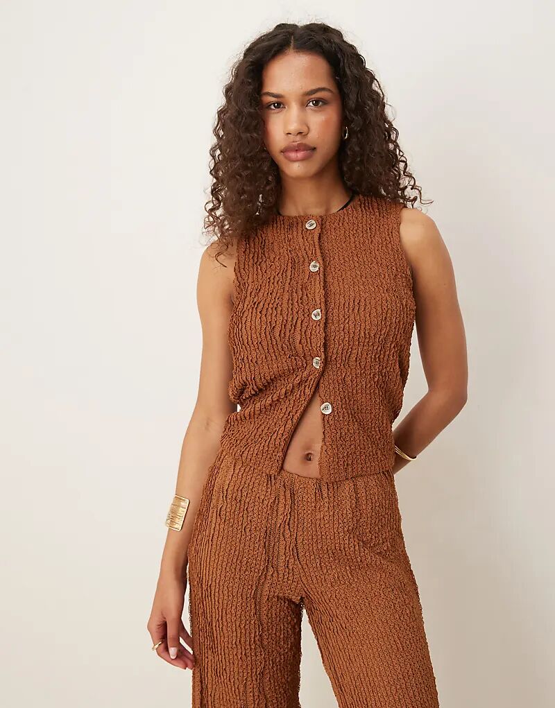 

Текстурированный жилет ASOS DESIGN коричневого цвета