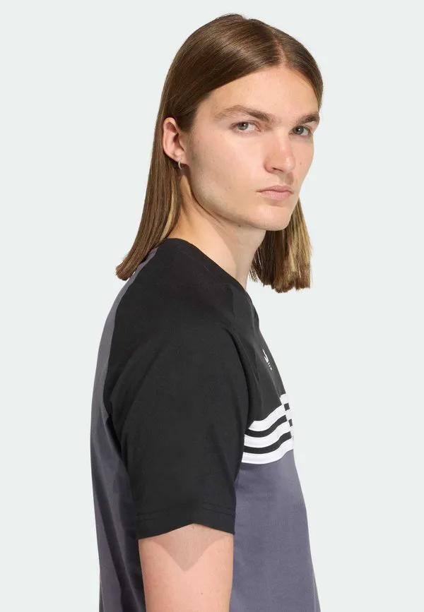 Футболка с принтом на груди Adidas Originals, Aurora Onix/Black — фото 3