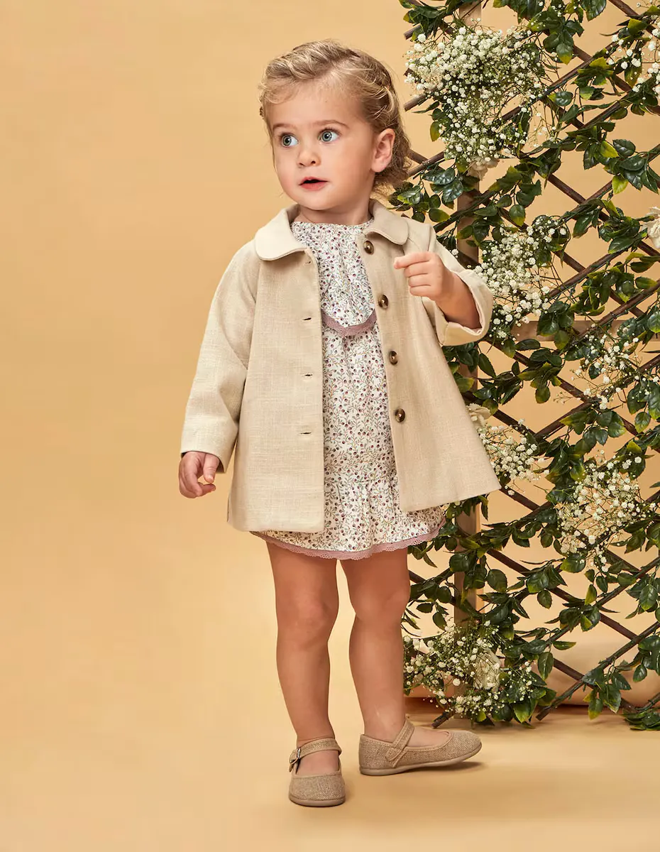 

Пальто для девочки с воротником Питера Пэна и застежкой на пуговицы Gocco, цвет Marrón claro