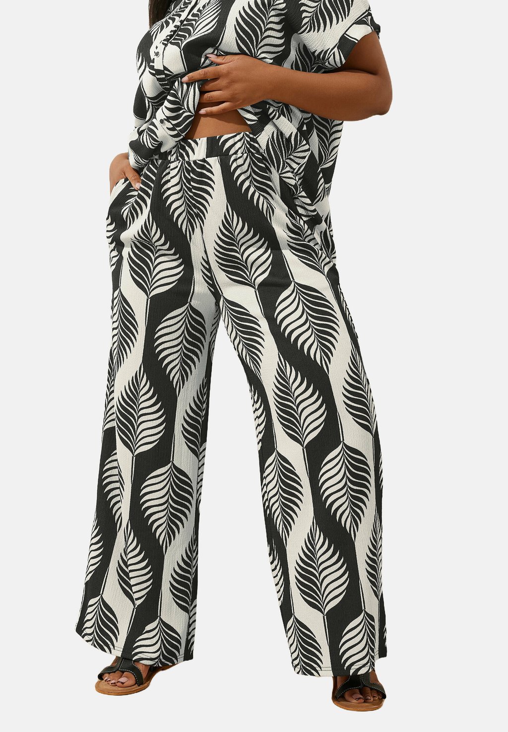 

Брюки LEAF TEXTURED WIDE Yours Clothing, антрацит