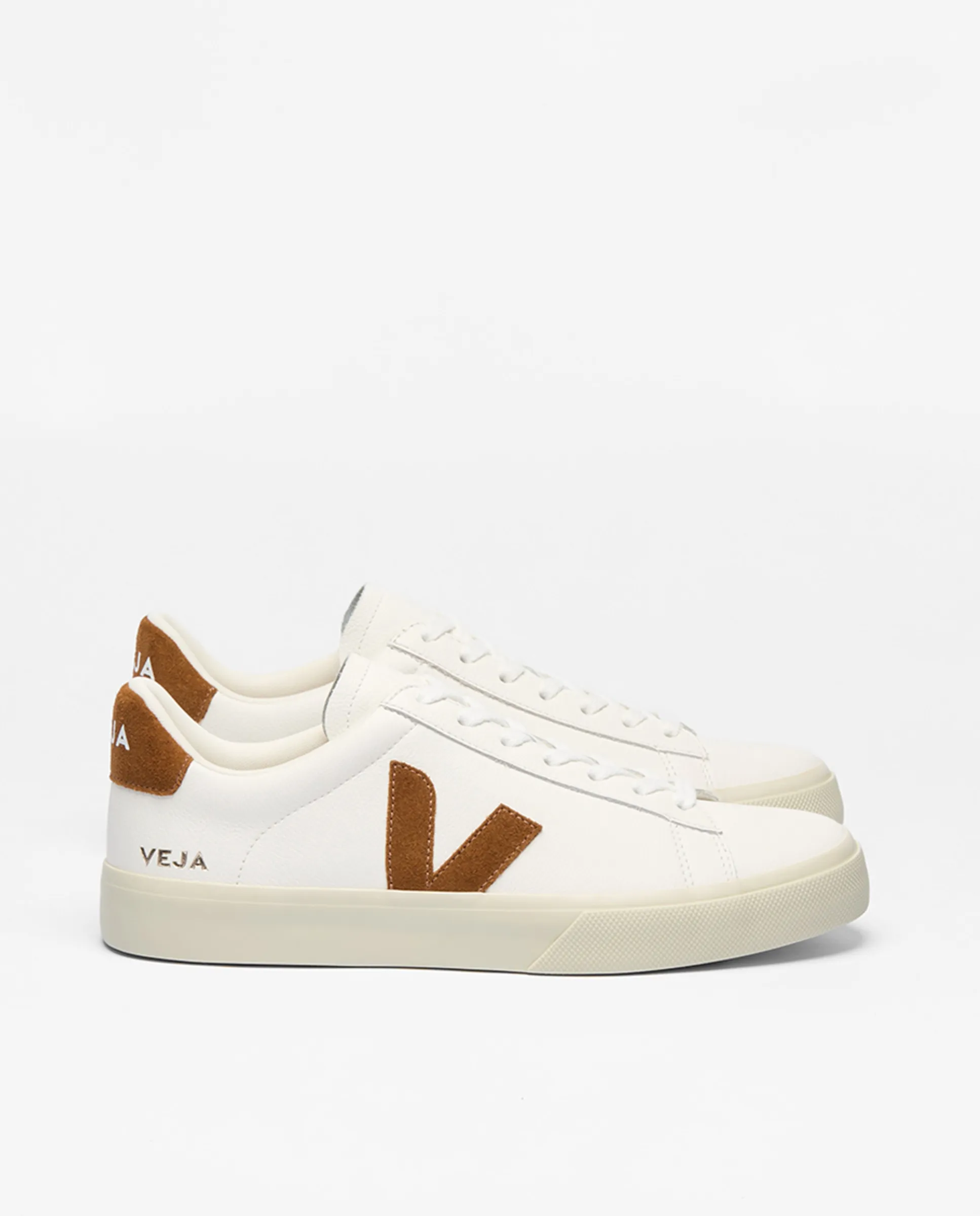 

Спортивные кроссовки на поле из кожи Veja, белый