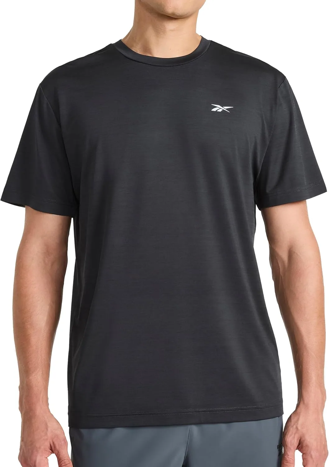 

Футболка Reebok Men's Reflective Small Logo Crewneck, Standard Fit, легкая ткань Cool Touch Jersey