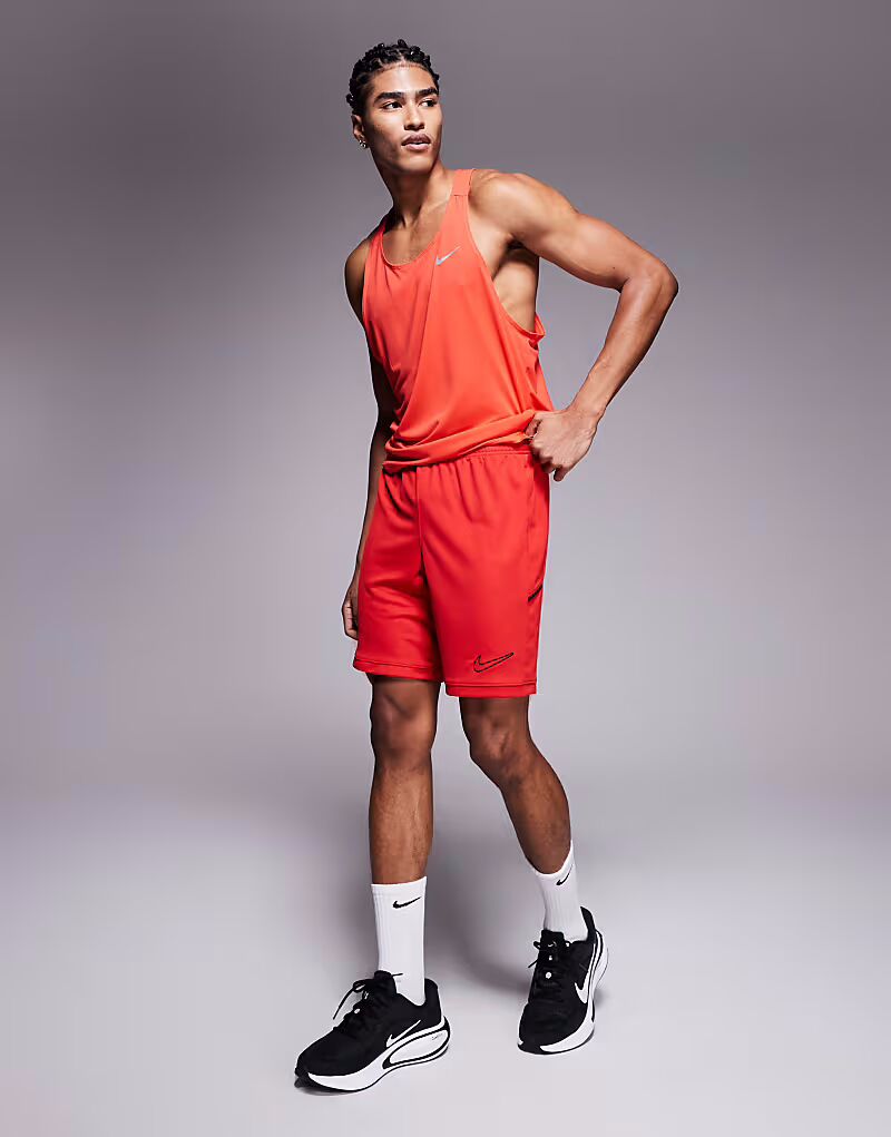 

Шорты Nike Football Academy 25 Dri-FIT красного цвета