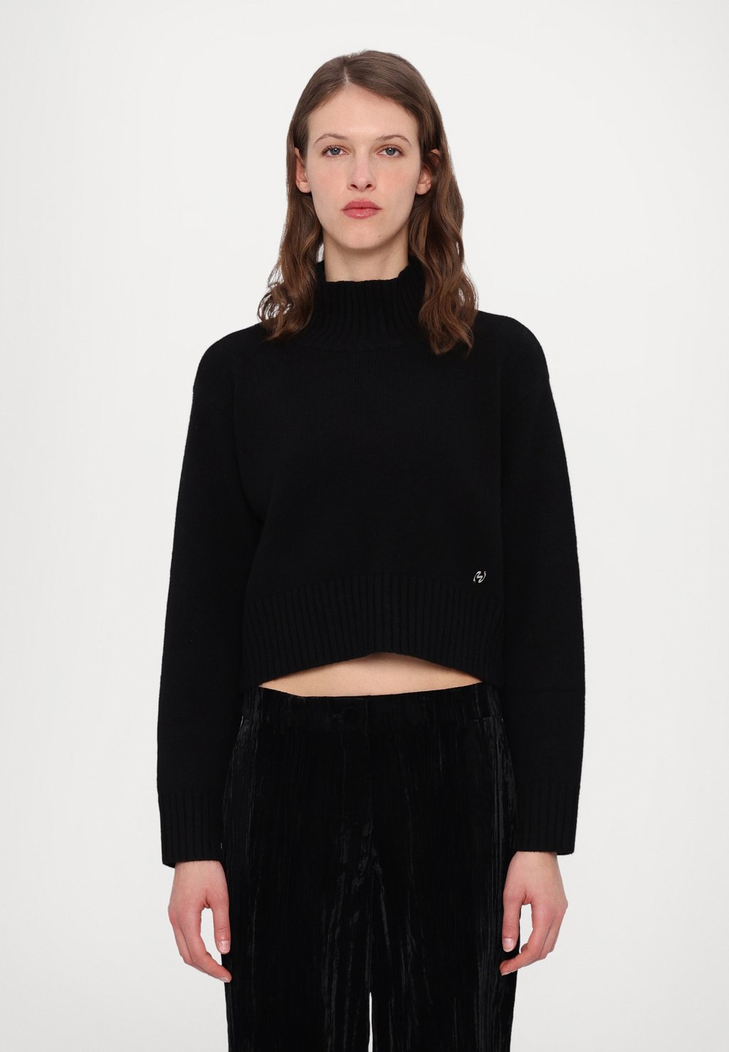 

Свитер CROPPED TURTLENECK Holzweiler, черный
