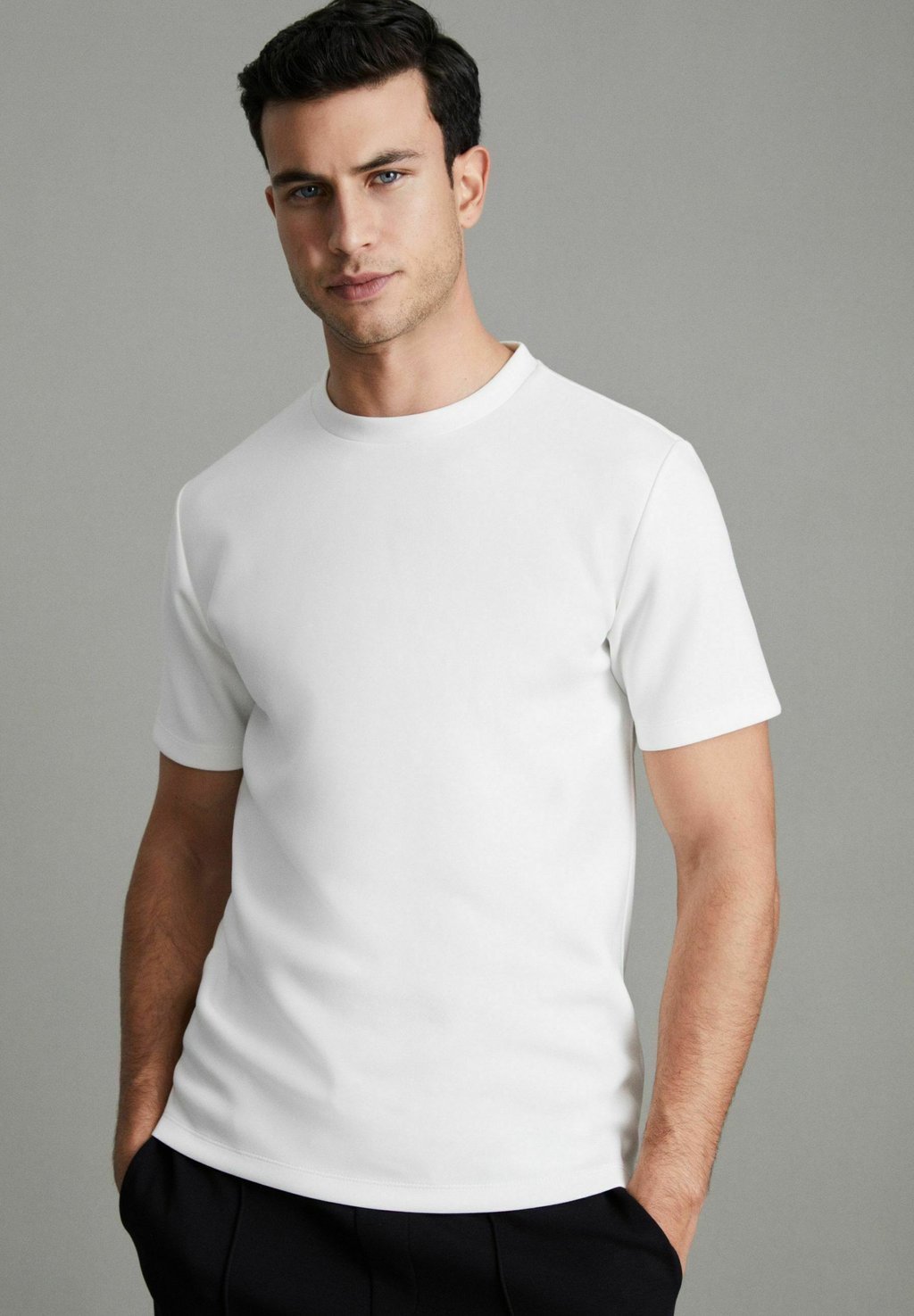 

Базовая футболка REGULAR FIT-BRADLEY INTERLOCK CREW NECK Reiss, белый