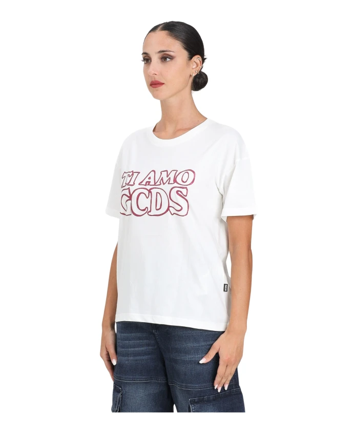 

Белая футболка с короткими рукавами и надписью «ti amo» (Я люблю тебя). Gcds, белый