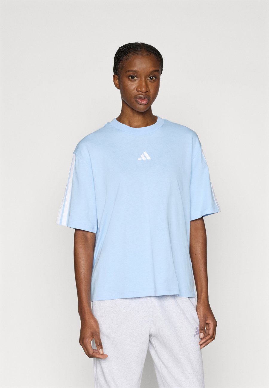

Футболка Adidas Sportswear ESSENTIALS 3 STRIPES BOYFRIEND, Glow Blue/White/Blue, Белый, Футболка Adidas Sportswear ESSENTIALS 3 STRIPES BOYFRIEND, Glow Blue/White/Blue