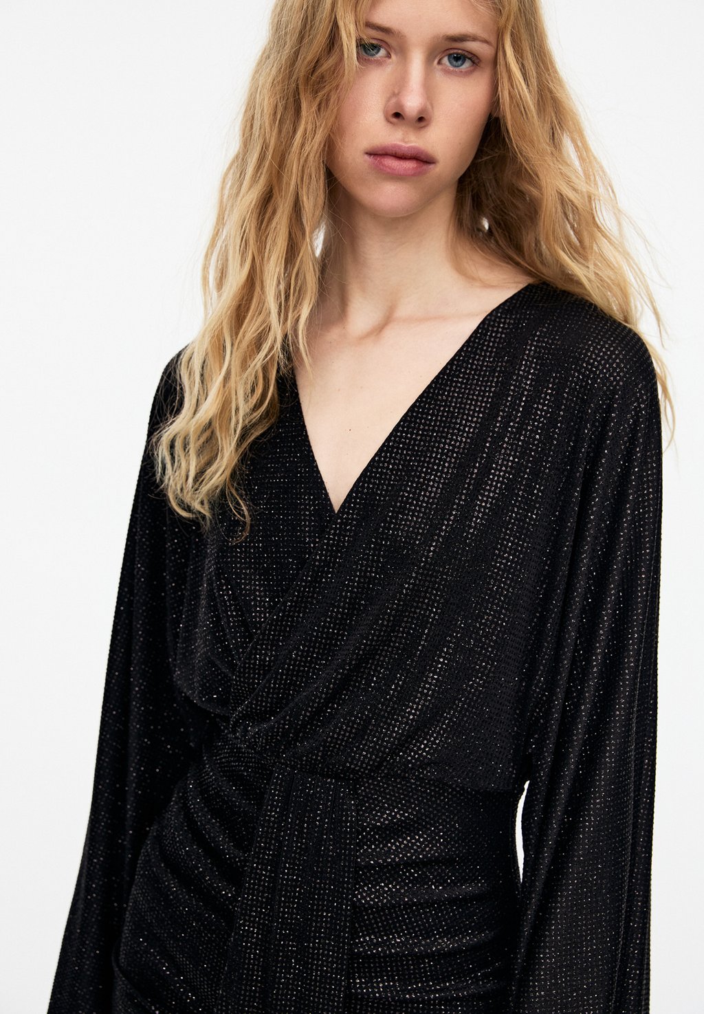 

Повседневное платье CROSSOVER WITH FLOWING SLEEVES PULL&BEAR, черный