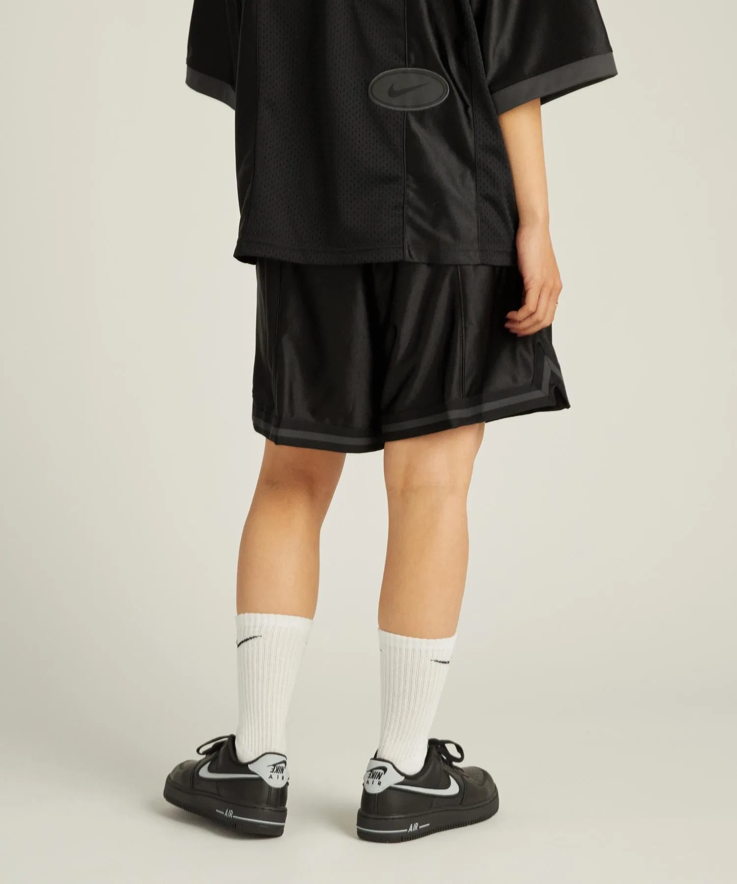 Женские шорты Nike Sportswear Loose Mid-Rise Graphic Shorts HJ0164-010 Black — фото 3