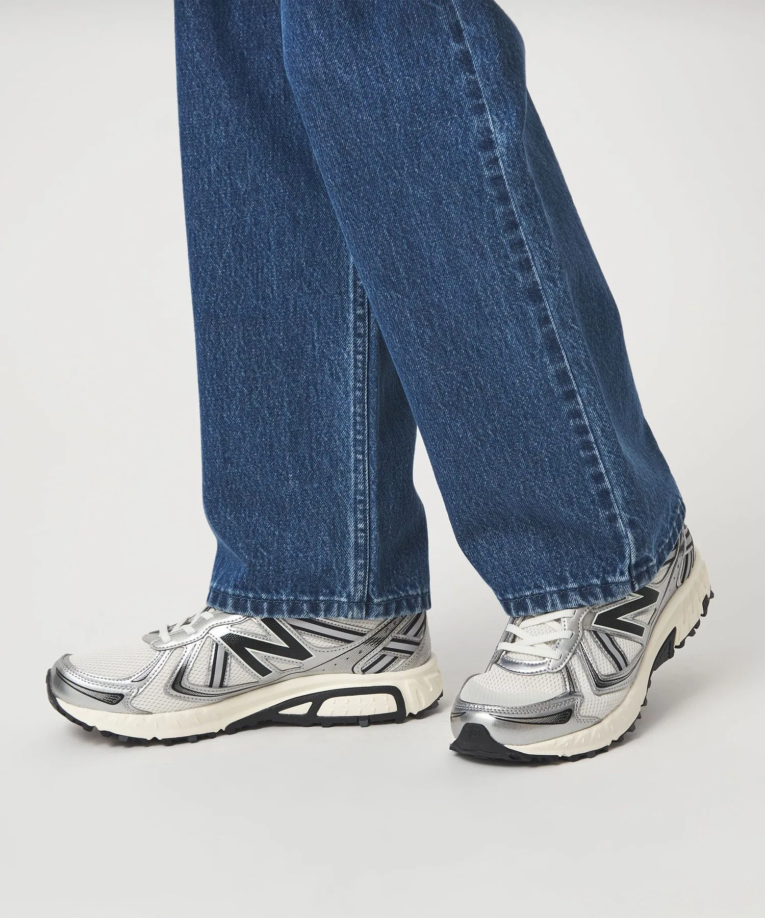 Мужские кроссовки New Balance 410 V5 для активного отдыха серебряные