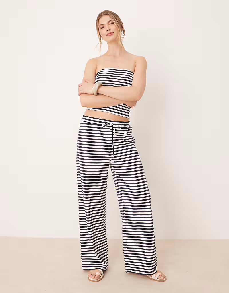 

Широкие брюки ASOS DESIGN с низкой талией в темно-синей и белой полоске