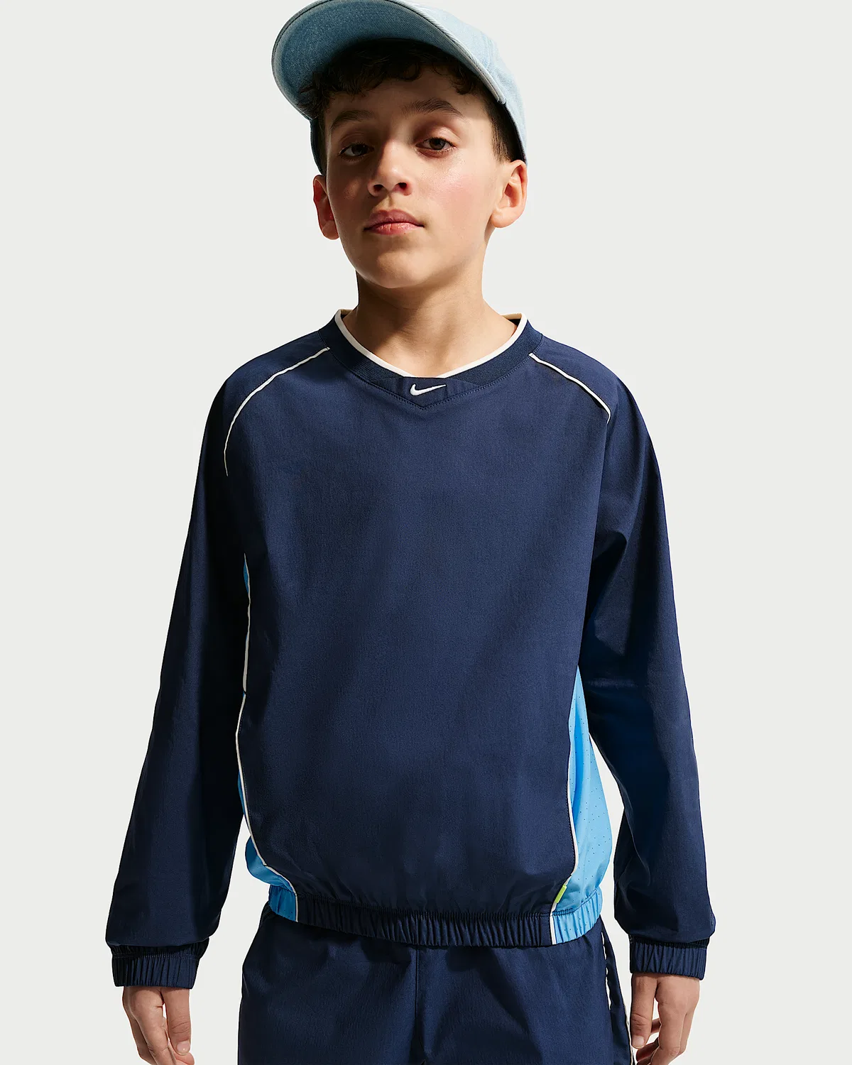 Детская вязаная рубашка с V-образным вырезом Nike Sportswear, Midnight Navy/University Blue/Soft Pearl/Midnight Navy — фото 3
