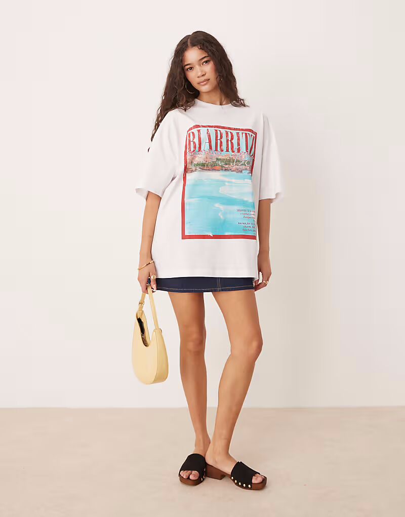 

Футболка ASOS DESIGN свободного кроя с изображением Биаррица белого цвета