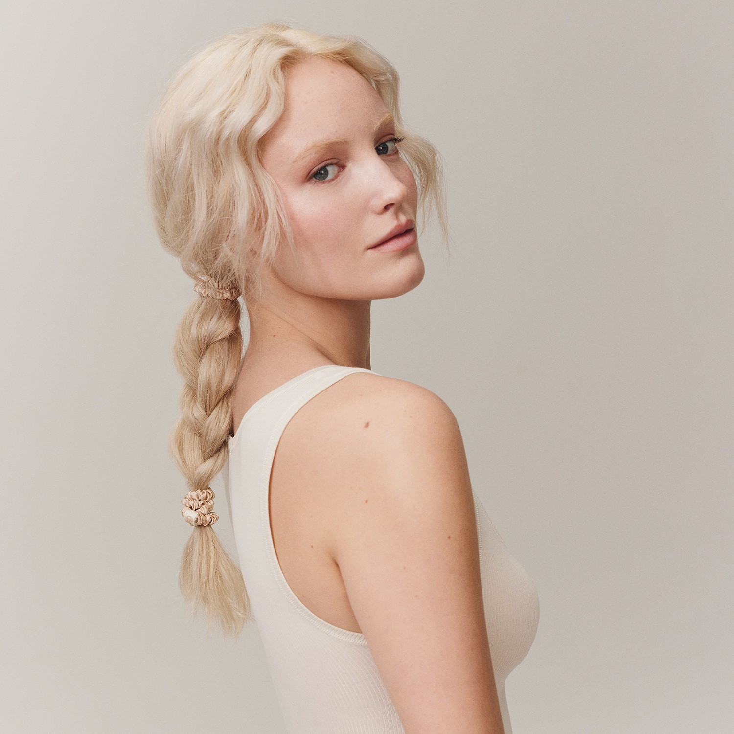 Резинка для волос schmal scrunchies back to basics, reine seide - kupfer Slip, blonde, количество 1 шт. — фото 4