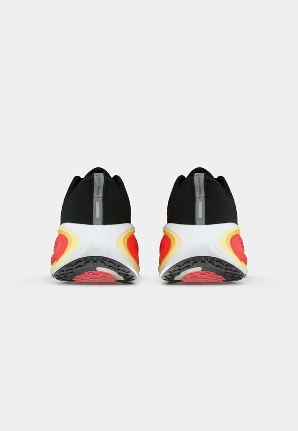 Кроссовки для бега по шоссе vomero plus Nike Performance, Black/White/Bright Crimson/Sail/Topaz Gold-Coloured/Alabaster — фото 4