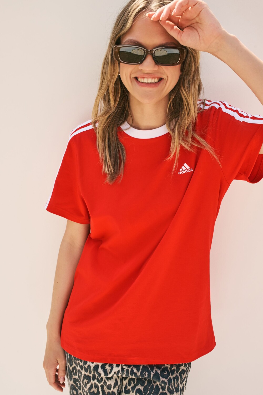 

Футболка Boyfriend из 100% хлопка с тремя полосками Adidas, красный