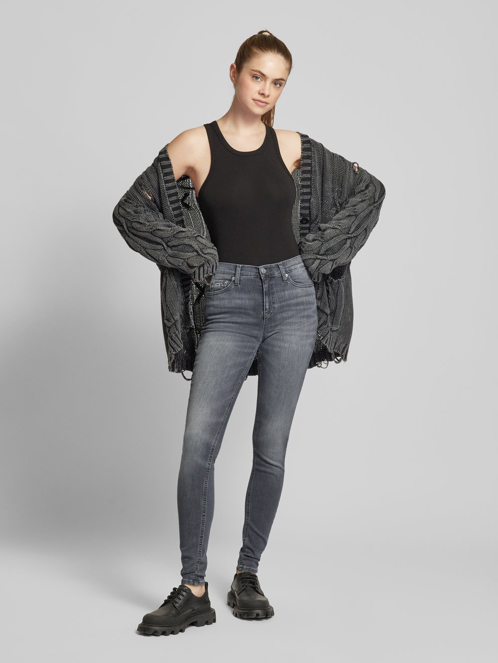 

Джинсы облегающего кроя с пятью карманами, модель «NORA» Tommy Jeans, антрацит