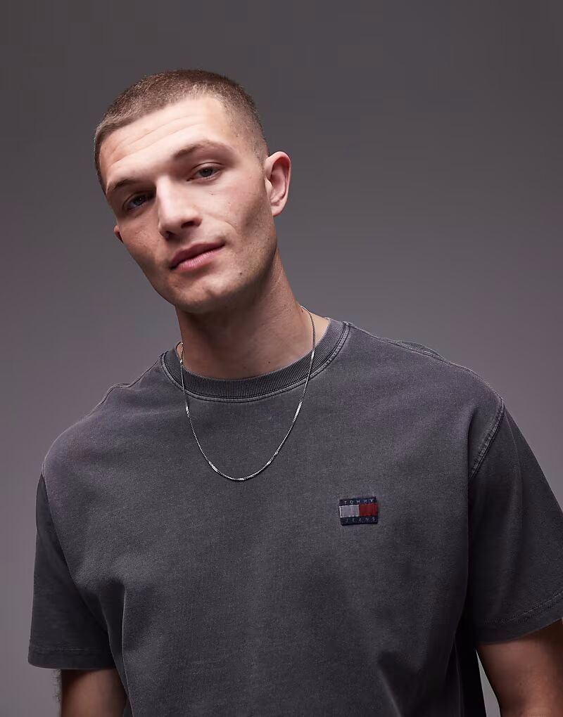 

Футболка Tommy Jeans с обычным значком, цвет черный стираный