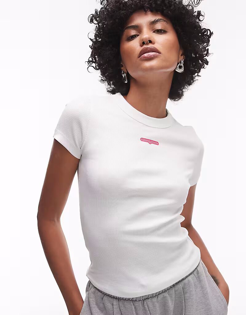 

Футболка Tommy Jeans с надписью slim в кремово-белом цвете