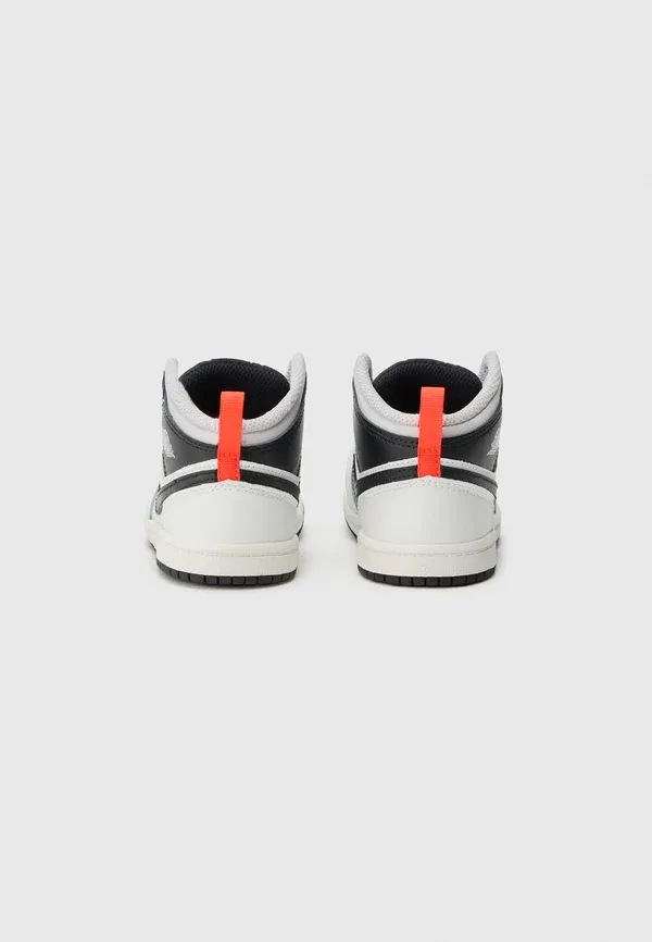 Кроссовки детские Jordan 1 Mid, Summit White/Black/Infrared/Neutral Grey, белый/черный/инфракрасный/нейтральный серый — фото 3