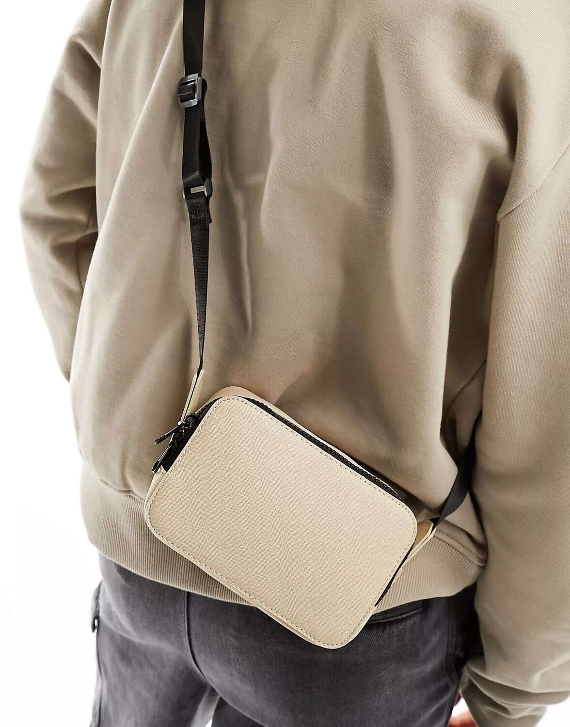 

Сумка через плечо из искусственной кожи ASOS цвета экрю