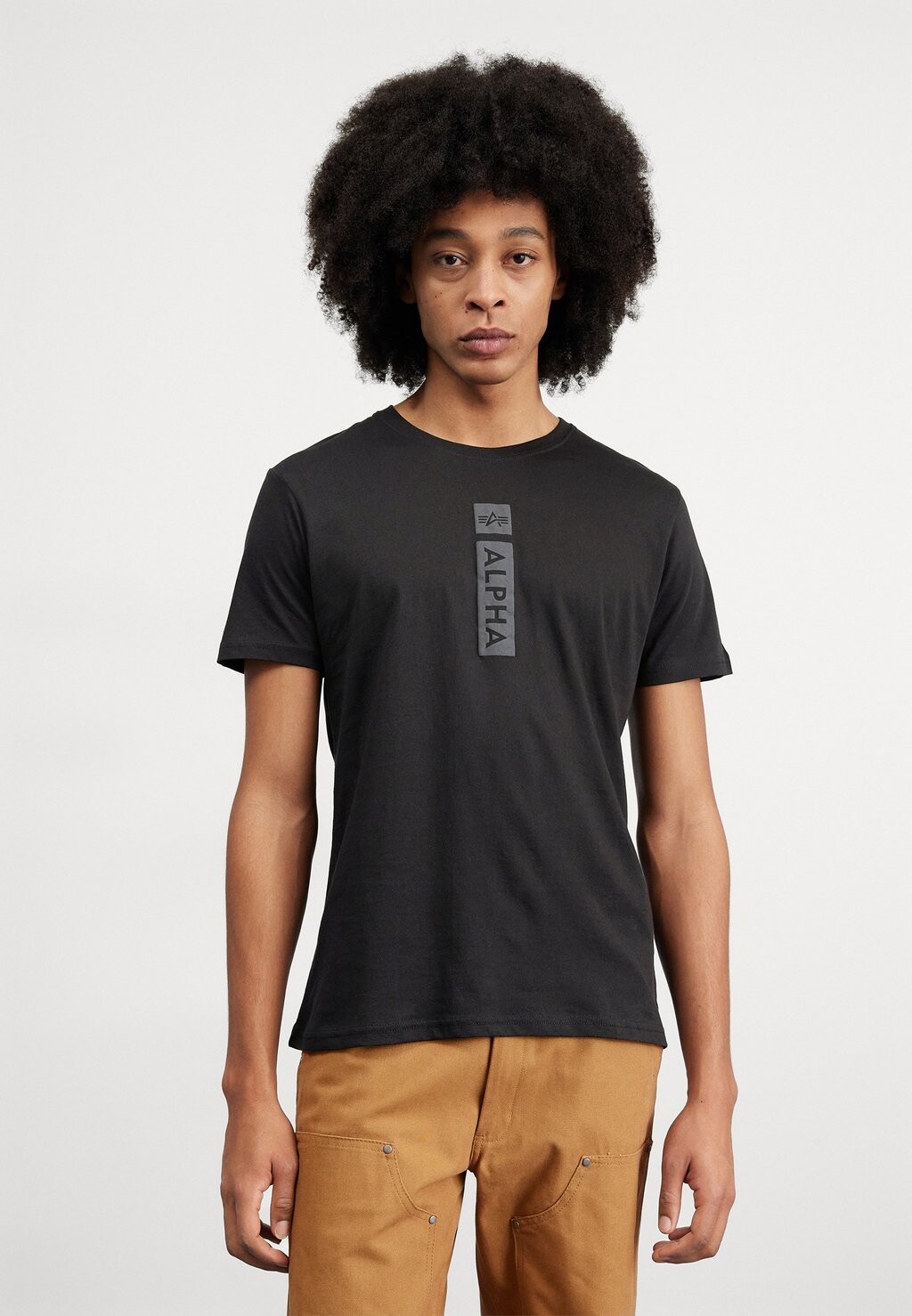

Футболка с принтом Alpha Industries, цвет black