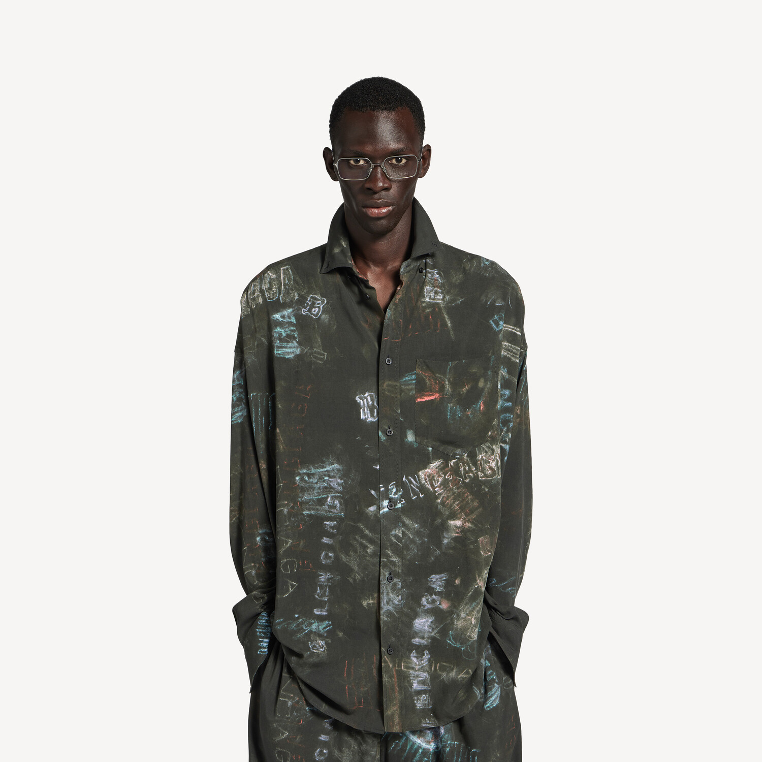 BALENCIAGA Мужская рубашка-кокон с длинными рукавами, с эффектом стирки и узором "карандаш" по всей поверхности, в выстиранном черном цвете — фото 4
