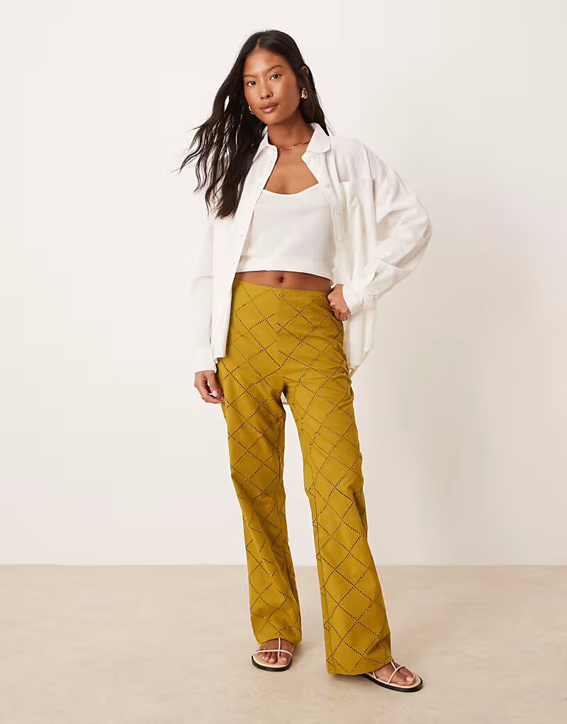 

Брюки прямого кроя ASOS DESIGN Petite с геометрическим узором оливкового цвета