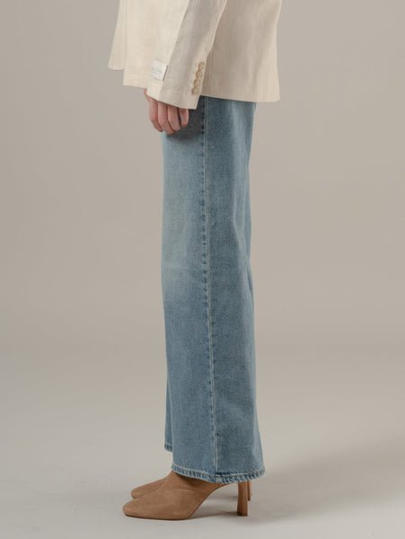 РОУЗ (Роуз) одета в свободные джинсы-ботинки среднего оттенка индиго Levi's, Medium Indigo - Worn In — фото 2