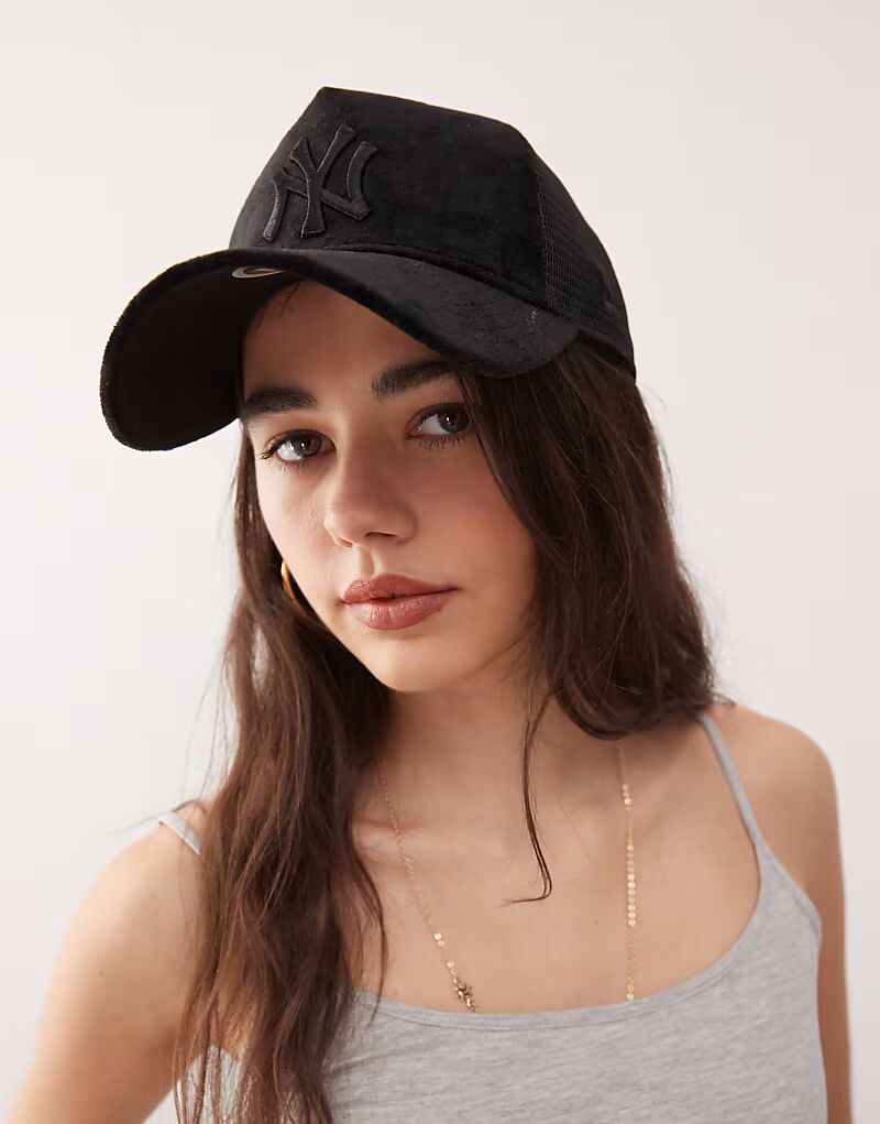 

Велюровая кепка дальнобойщика New Era NY Yankees черного цвета