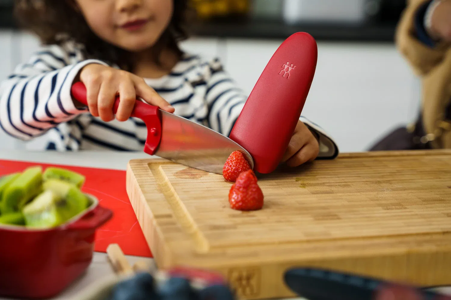 Детский кухонный нож ZWILLING TWINNY для начинающих с закругленным кончиком 10 см, красный — фото 3